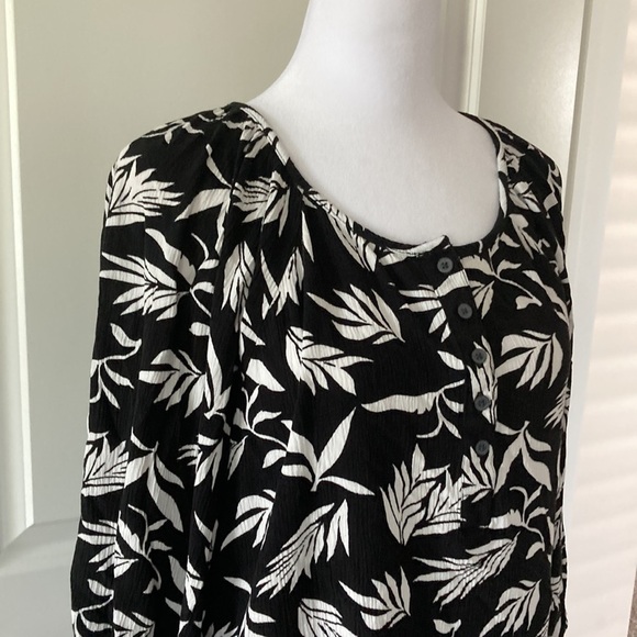 LOFT medium top black and white tropical leaves scoop neckline - Picture 3 of 12